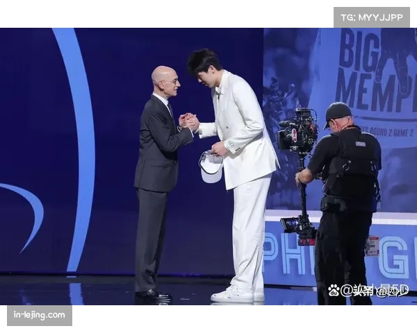 杨瀚森携手开拓者参与社区活动 与小球迷亲切互动展现球员风采 杨瀚森携手开拓者参与社区活动 与小球迷亲切互动展现球员风采